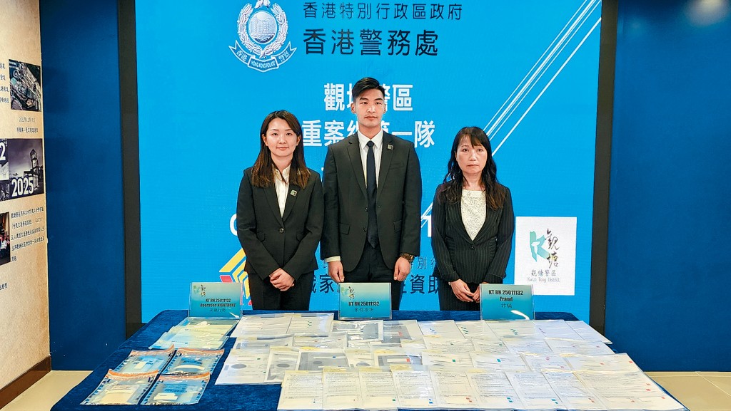 觀塘警區刑事總督察王逸峯(中)、重案組第一隊偵緝督察梁曼宜(左)及在職家庭及學生資助事務處首席行政主任朱啟敏(右)交代案件。