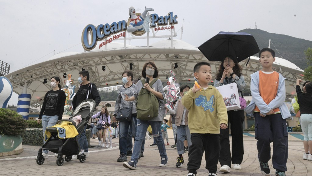 復活節連假市民留港消費刺激市道,海洋公園滿滿家庭客。陳浩元攝