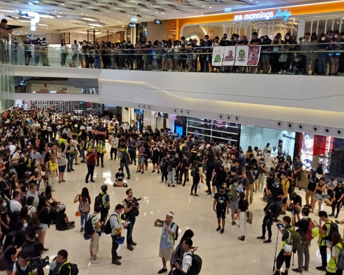 有市民在元朗形點商場靜坐