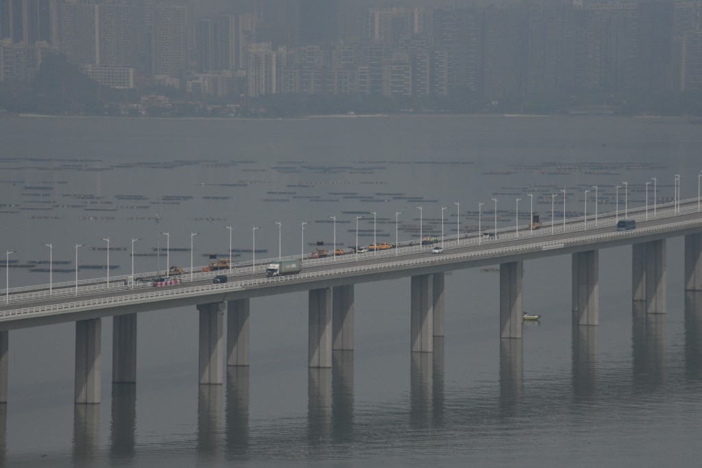 深圳湾大桥事发路段的慢线封闭。梁国峰摄