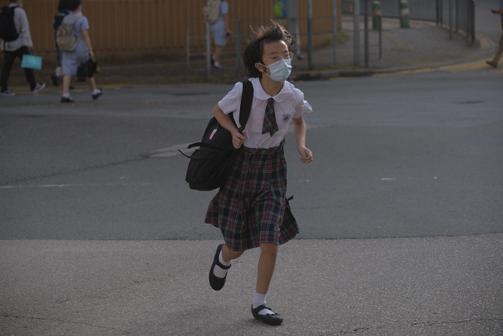 隨着人才計劃的成功申請人可安排受養人來港就學，消息人士表示，學童人數增加令教育生態變好，但不至於令部分學校解除縮班危機。