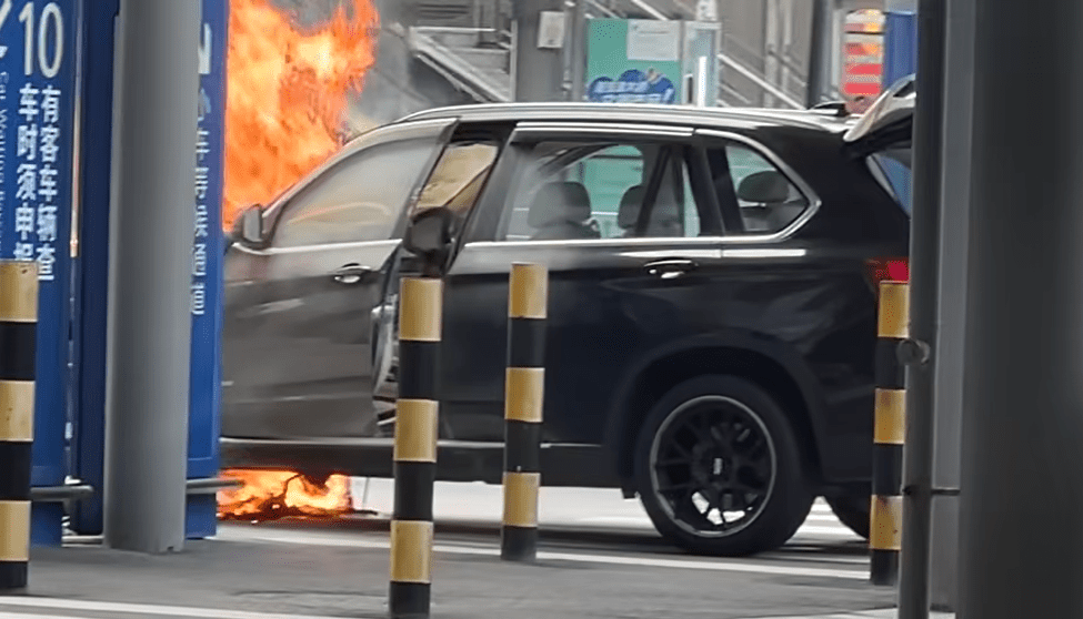 據了解，涉事私家車掛有香港車牌。網上片段截圖