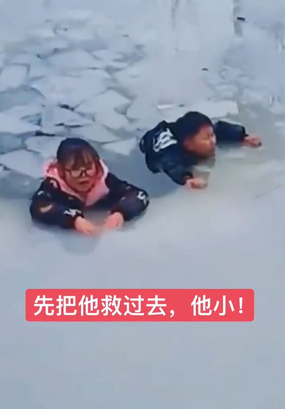 河南兩小童跌落冰湖，情況危急。影片截圖