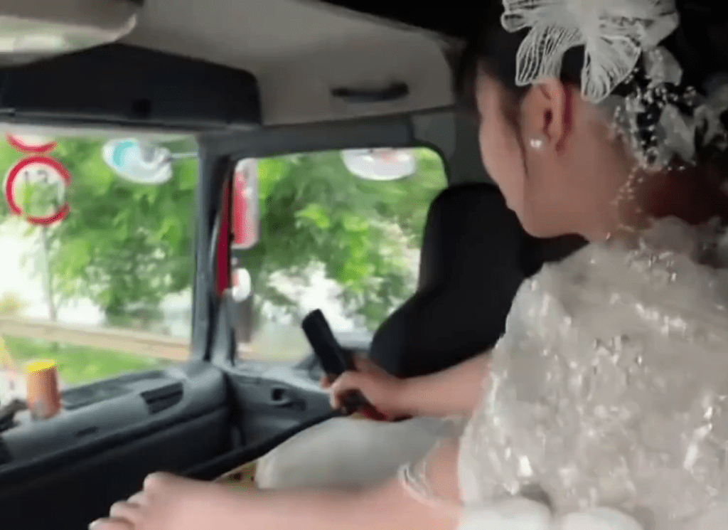 坐在消防车中的新娘。