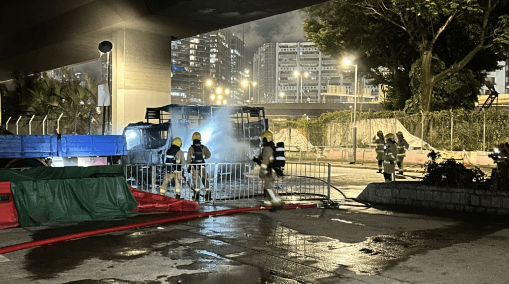 周五(12日)凌晨零時許,翠興街天橋底一部貨車起火,全車燒毀,並波及前方一輛吊臂車。蔡楚輝攝 周五(12日)凌晨零時許,翠興街天橋底一部貨車起火,全車燒毀,並波及前方一輛吊臂車。蔡楚輝攝
