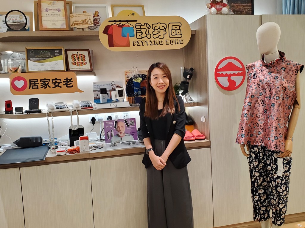 該校研究生院與政策研究院高級講師蕭珮而表示,該體驗館開展「樂齡科技專員證書課程」及「社會企業家培訓證書課程」。 該校研究生院與政策研究院高級講師蕭珮而表示,該體驗館開展「樂齡科技專員證書課程」及「社會企業家培訓證書課程」。