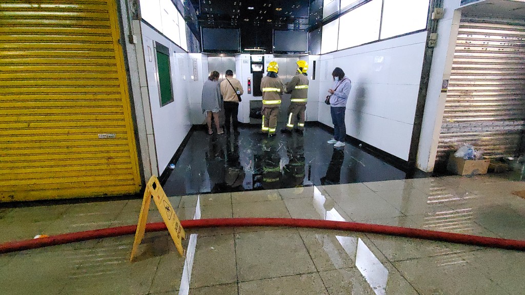 重庆大厦受火警波及，有住客慌忙逃生。