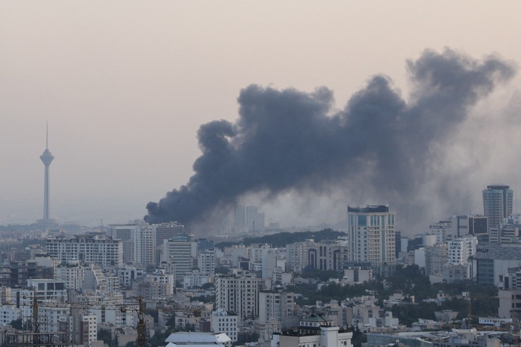 以色列空襲伊朗已釀成至少657人死亡，逾2000人受傷。路透社