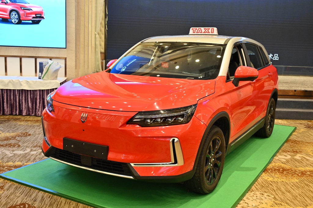 騰創新能源汽車引進的「SKYWORTH K」充換電的士定位為中型純電動SUV,優勢在於安全、優惠、耐用、不用擔心電池衰減、公司更會提供自主電池升級。 騰創新能源汽車引進的「SKYWORTH K」充換電的士定位為中型純電動SUV,優勢在於安全、優惠、耐用、不用擔心電池衰減、公司更會提供自主電池升級。
