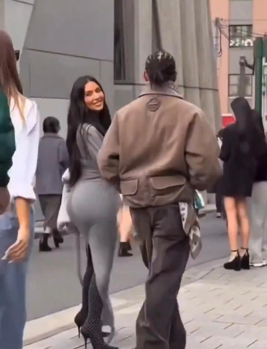 咸美顿与甘卡戴珊游东京被网民野生捕获。X图片