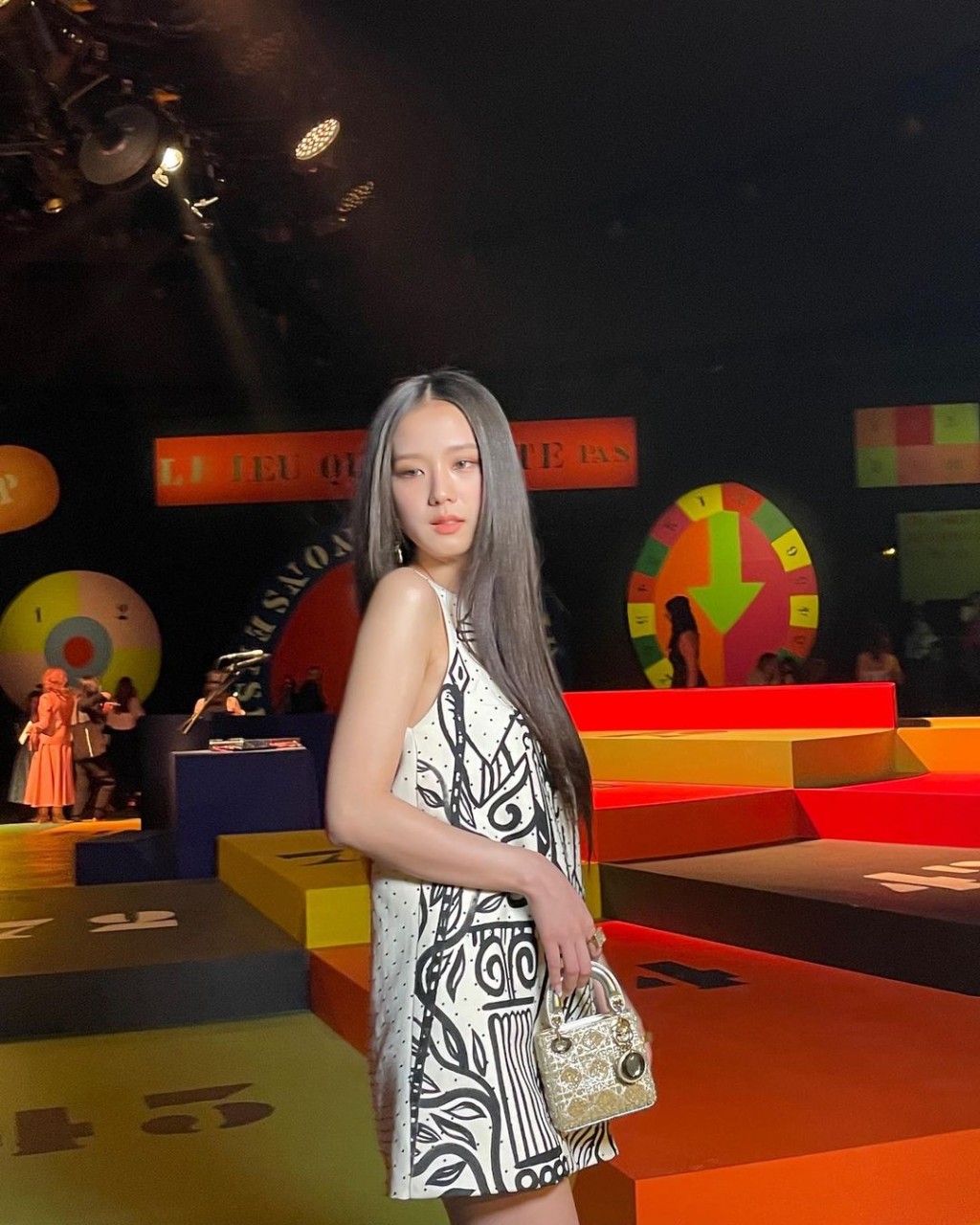 Jisoo出席品牌Fashion Show。