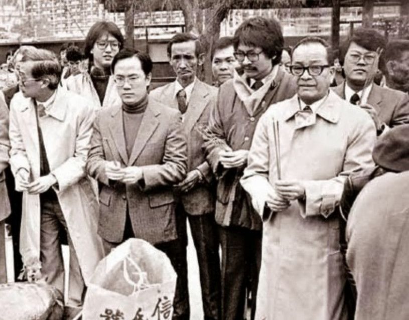 曾俊华（右二）公开一张80年代与前行政长官曾荫权（左二）到车公庙求签陈年旧照。曾俊华FB