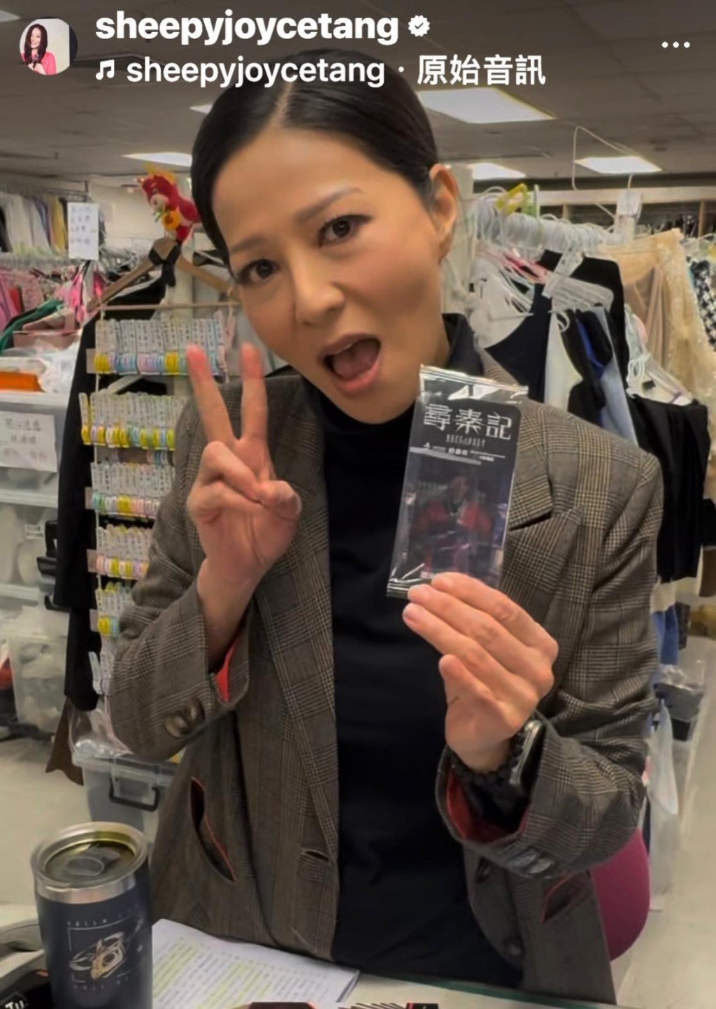  滕麗名在社交網站中貼出抽卡短片。