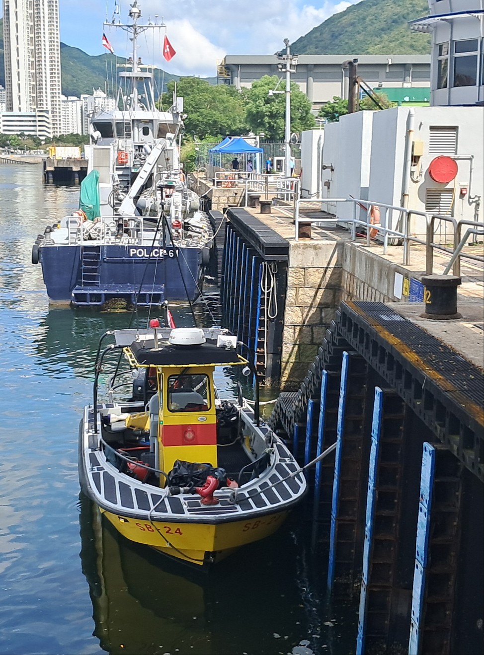 救援人员将遗体移送到马料水水警基地。