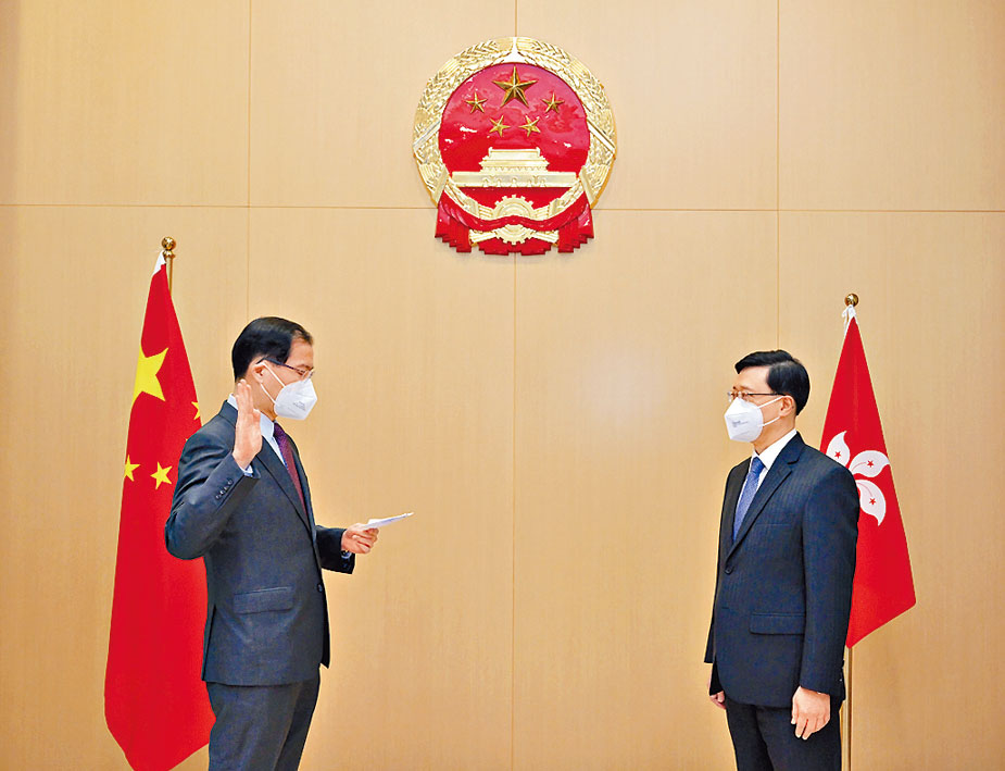 區志光在特首李家超監誓下,宣誓就任國安委秘書長。