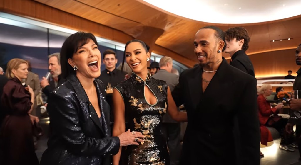「真人騷」女星Kris Jenner面對女兒Kim Kardashian及其新男友賽車手咸美頓,實力展現「外母見女婿,口水嗲嗲渧」。(YouTube截圖) 「真人騷」女星Kris Jenner面對女兒Kim Kardashian及其新男友賽車手咸美頓,實力展現「外母見女婿,口水嗲嗲渧」。(YouTube截圖)