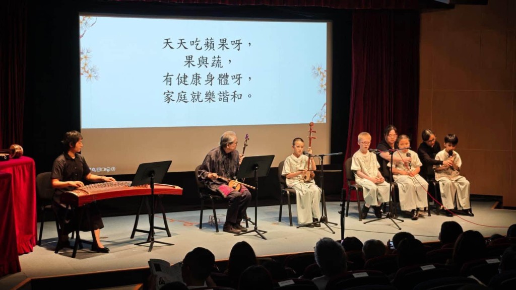 學生以南音創新演繹兒歌《我是一個大蘋果》,打破了南音傳統的憂怨感。 學生以南音創新演繹兒歌《我是一個大蘋果》,打破了南音傳統的憂怨感。