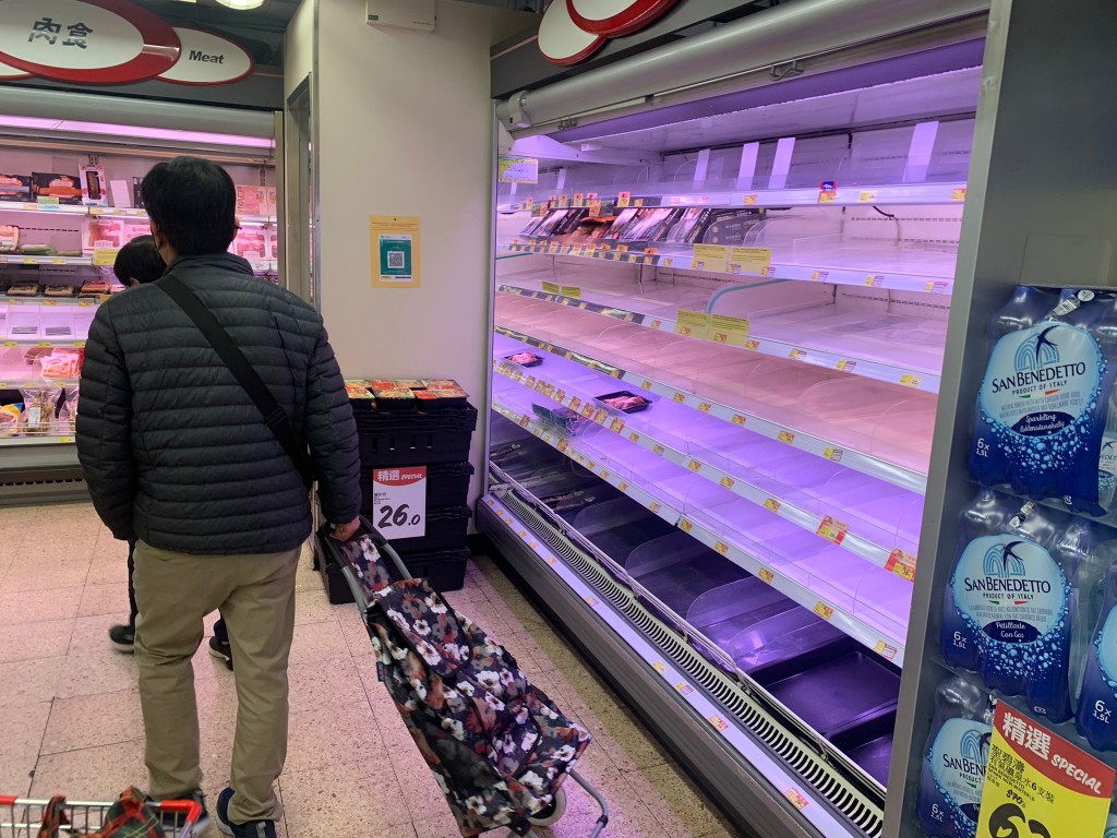 西環超市市民搶購生鮮食品及即食麵。