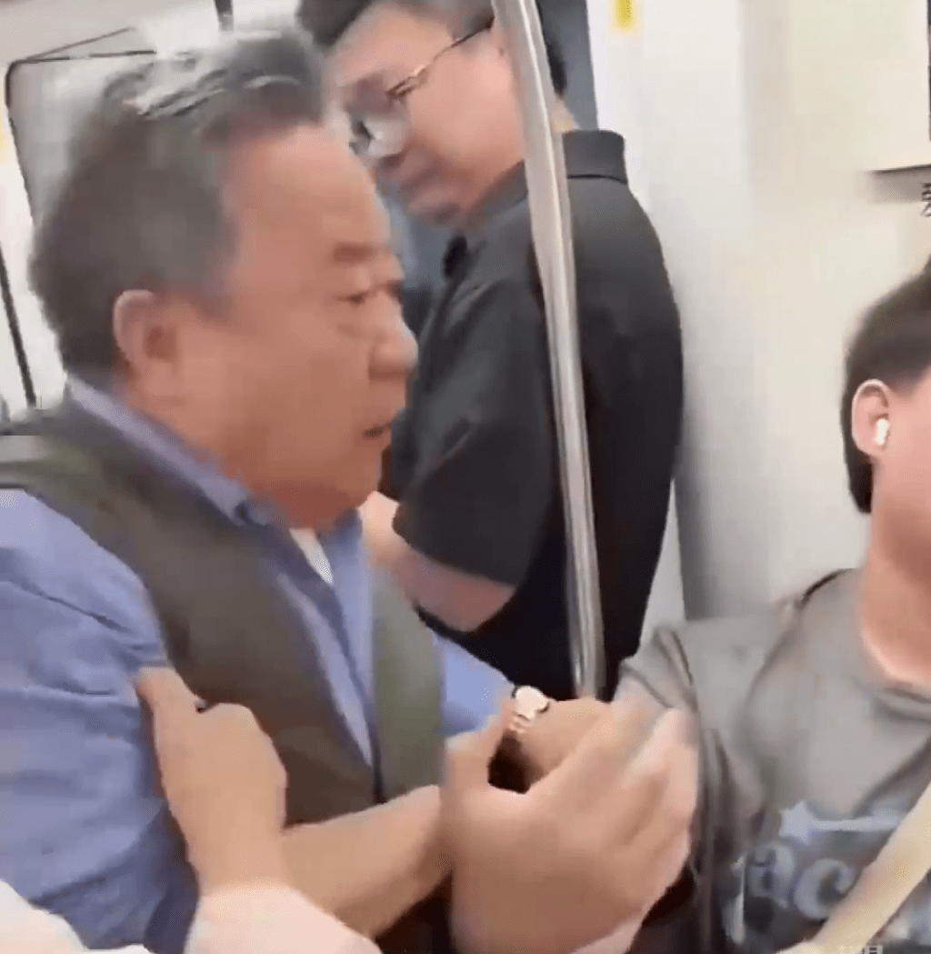 老翁情緒激動。 老翁情緒激動。
