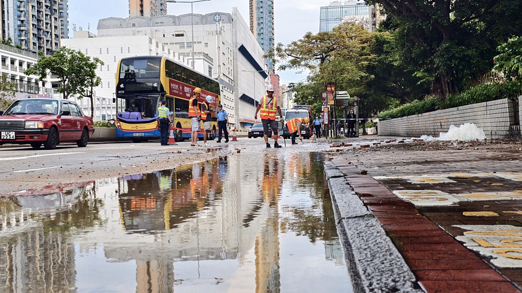 現場行面積滿水。徐裕民攝 現場行面積滿水。徐裕民攝