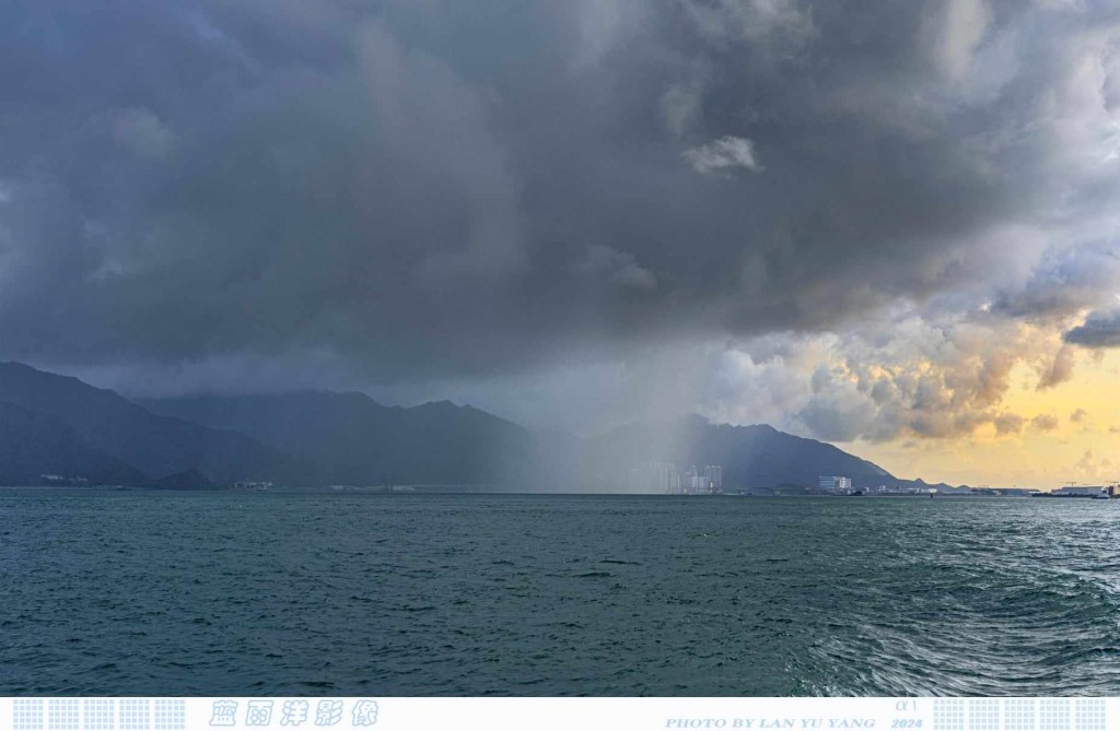 攝影師給《星島頭條》傳上另一場在東涌發生的蚊型局部地區驟雨美拍（三）。圖片授權藍雨洋