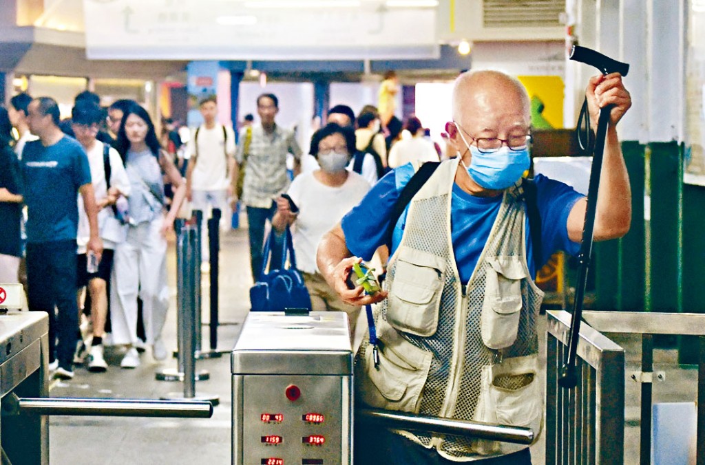 年滿60歲的長者目前可享有乘車優惠，社會有意見指對庫房造成龐大壓力。