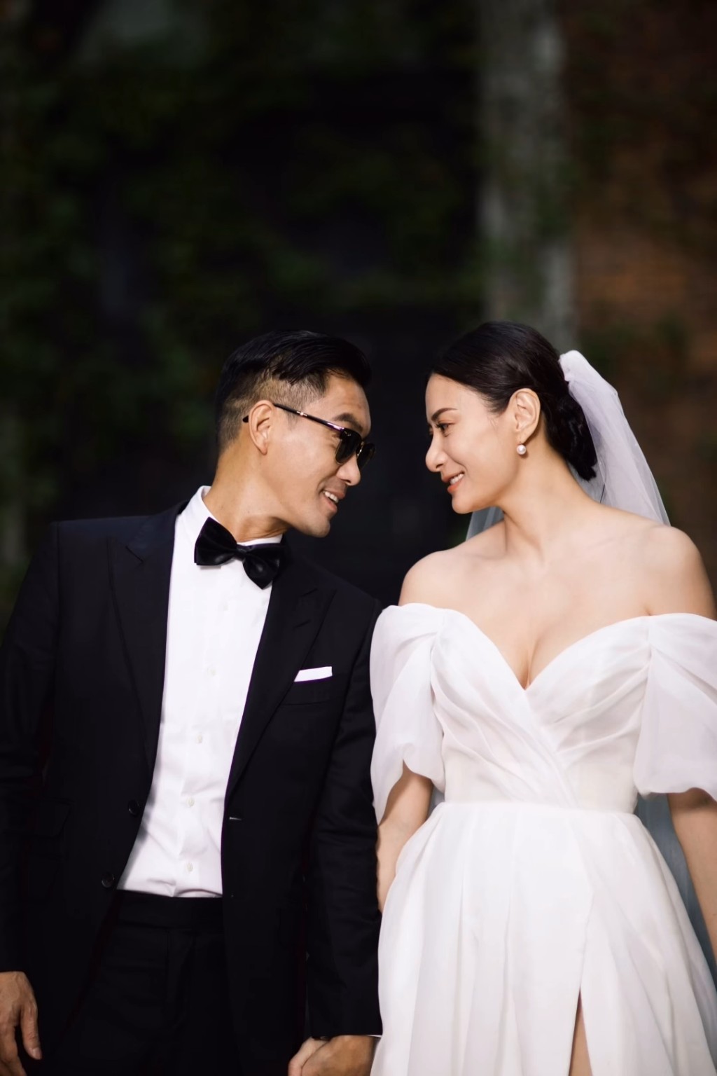 黃依汶其中一套低胸婚紗，將其美好身材表露無遺。