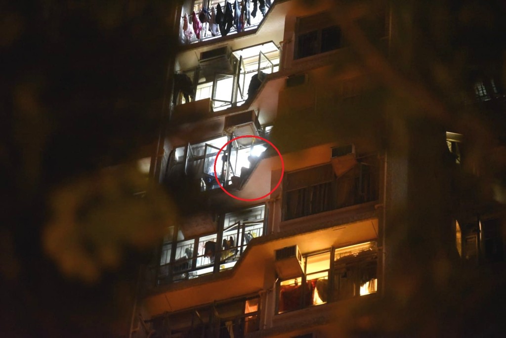 死者胞弟危坐。