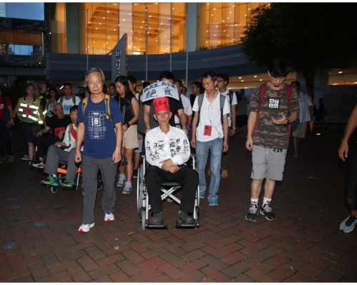 陳伯(中)等人苦行至禮賓府。