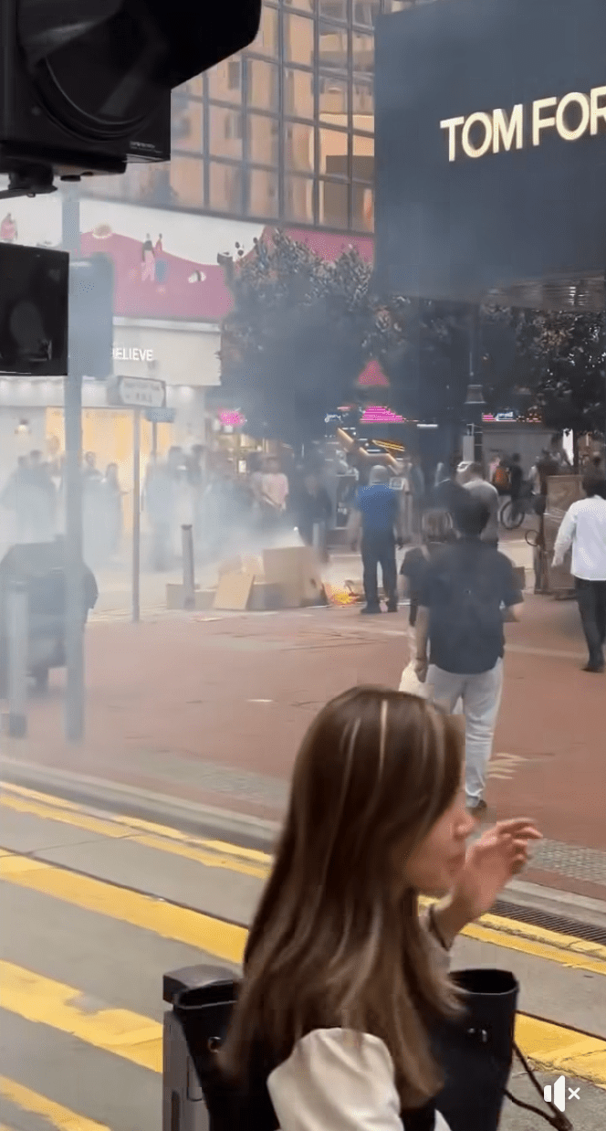 昨日下午，位於東角道崇光百貨（SOGO）對開的路邊，一堆棄置的紙皮箱及雜物突然起火，現場火勢一度猛烈並冒出大量濃煙，引起大批途人圍觀或避險。fb「車cam L（香港群組）」