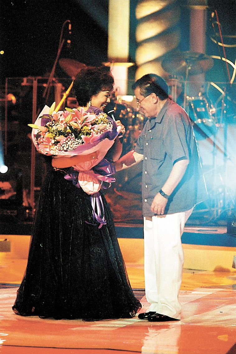 梅小惠父亲是三十三年前刘凤屏歌迷会的会长。