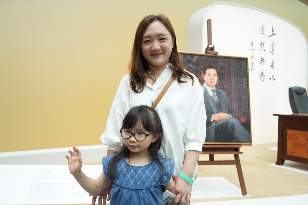 煤氣公司員工陳小姐特地帶7歲女兒來參觀，「想讓女兒認識下老闆，亦教導女兒學習他的精神」。