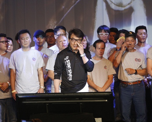 成龍身後的兄弟也掉眼淚。