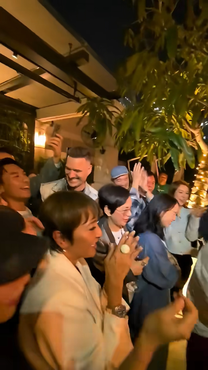 還有余安安及曾寶儀。 還有余安安及曾寶儀。