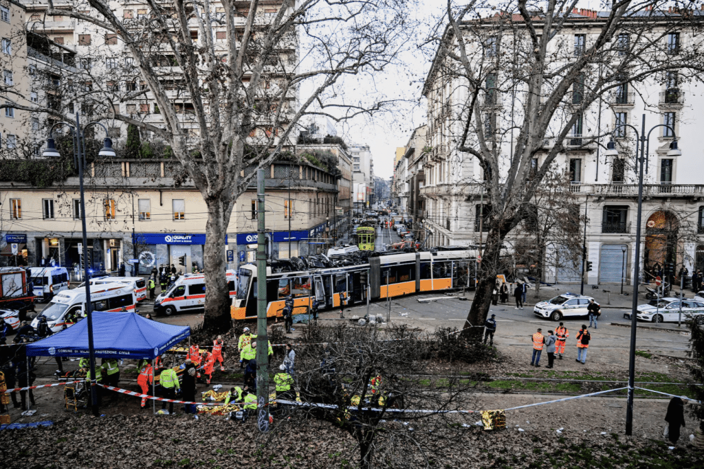 米兰市中心一辆电车在行驶期间突然失控脱轨，猛烈撞向路边商店，造成至少两人死亡，约四十人受伤。路透社