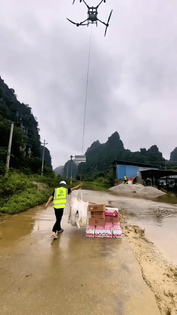 無人機在是次救災中大顯身手,單次可運送約100公斤物資,數分鐘便能送達斷路災區。 無人機在是次救災中大顯身手,單次可運送約100公斤物資,數分鐘便能送達斷路災區。