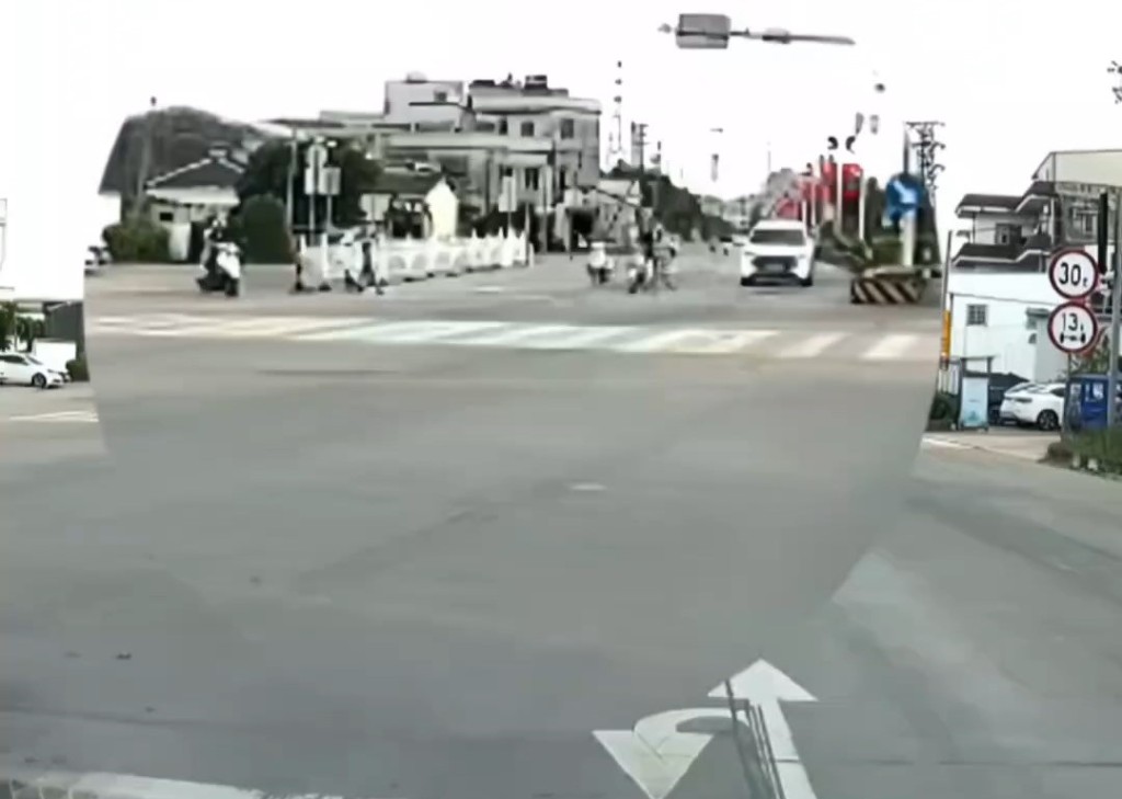 電單車事發前曾出現「死亡搖擺」。抖音＠小摩托
