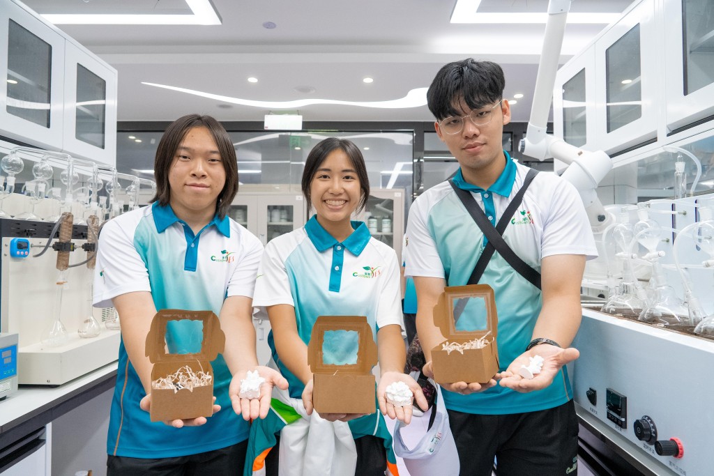 Customs YES團員於三亞珊瑚礁生態研究所進行珊瑚手作,認識海南海洋生態保育工作。 Customs YES團員於三亞珊瑚礁生態研究所進行珊瑚手作,認識海南海洋生態保育工作。