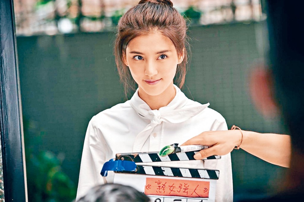 吴千语2010年因拍品牌广告而获赏识，随后签约黄百鸣旗下天马电影正式加入娱乐圈。