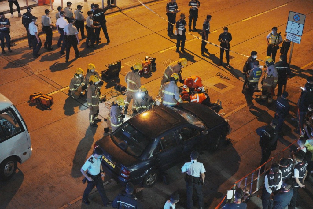 是次演习模拟一宗严重铁路事件，和车站外一宗严重交通意外，导致多人伤亡，目的测试及加强警队与不同部门在铁路系统中处理重大事故的沟通、协调及应变能力。(香港警察fb图片) 