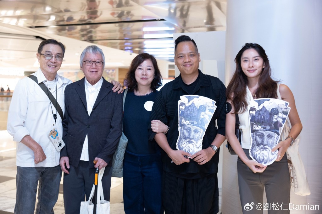 劉松仁分享照片，亦見其右手呈現僵硬、手掌緊握成拳的彎曲狀態。