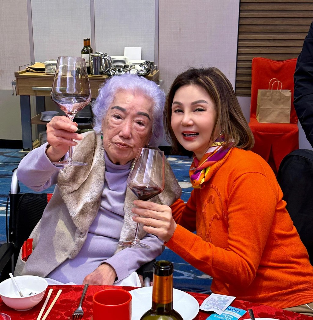 99歲「永遠的奶奶」余寶珠與「永遠的新抱」謝玲玲（右）暢飲幾杯。