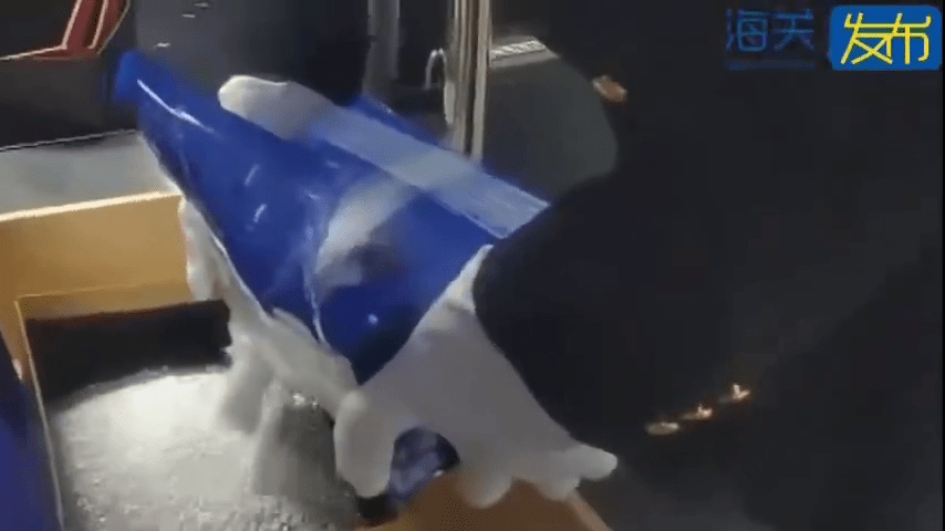 关员在电池箱内搜出一批以蓝色胶膜包裹的怀疑银粒。