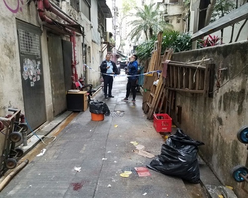 警方封鎖現場一段後巷調查。

