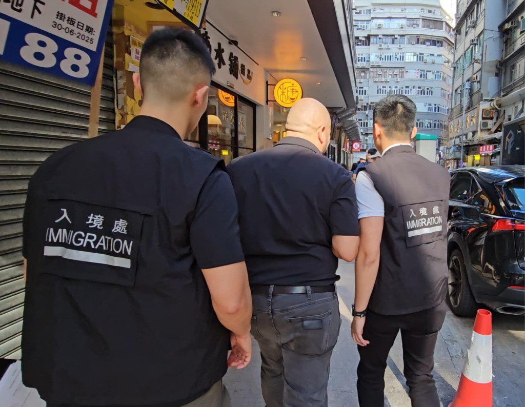 入境處拘捕19人，包括14名懷疑非法勞工及5名涉嫌聘用非法勞工的僱主。