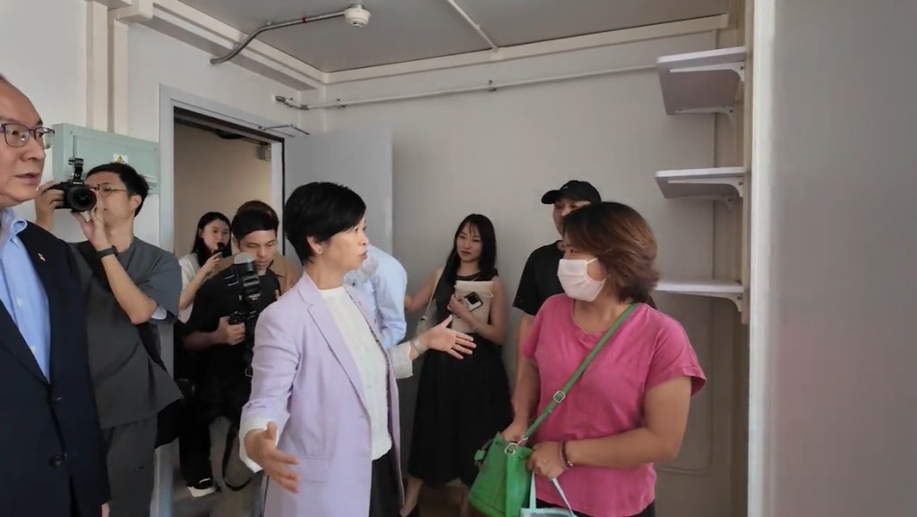 何永賢指,感受到該戶三人家庭對盡快展開新生活的期待。何永賢fb影片截圖 何永賢指,感受到該戶三人家庭對盡快展開新生活的期待。何永賢fb影片截圖