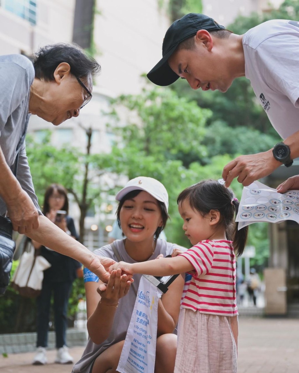 婆婆幫襯Sir Face買旗。