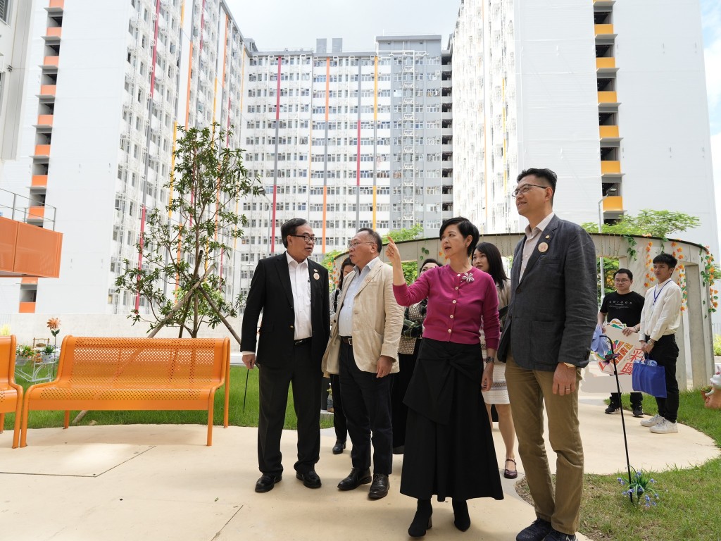 何永賢與議員實地視察建築、配套和居民生活。何永賢FB圖片