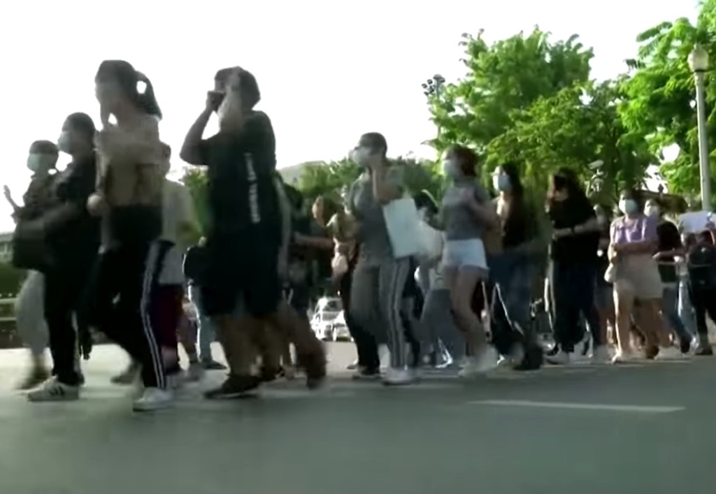 不停圍圈跑的演譯方式，則是模仿倉鼠在滾輪上跑動。(youtube截圖)