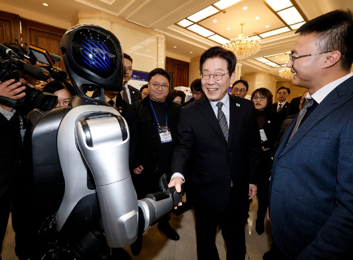 李在明上海出席中韓創新創業論壇，與國產機械人握手。 微博